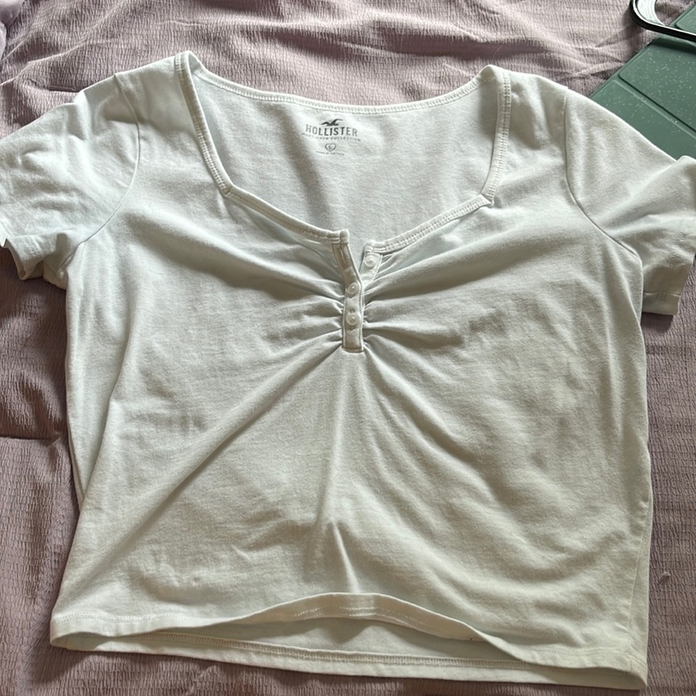 Hollister cropped t